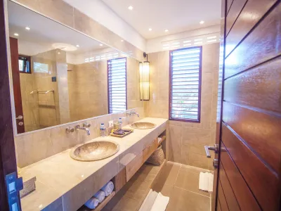 BATHROOMS-ABAKOI-LUXURY-FAMILY-6BED-VILLA-SEMINYAK-11