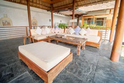 Living-and-bar-next-to-pool-3