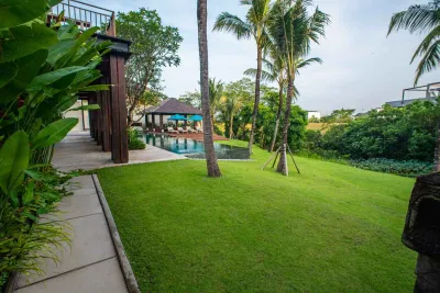 Garden-grass-area-Ambalama-luxury-villa-3