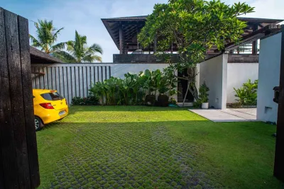 Entrance-and-parking-Ambalama-luxury-villa-1