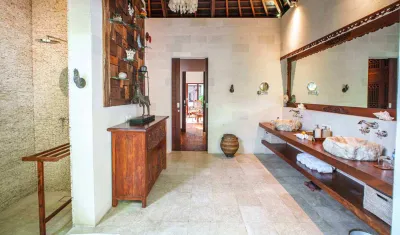 Bathroom-Private-Luxury-Villa-Naty-Umalas