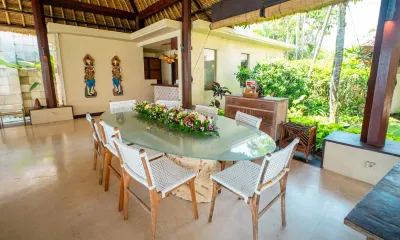 Dining-Area-Luxury-Beachfront-Villa-Canggu-3