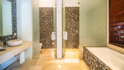Bathroom-Luxury-Beachfront-Villa-Canggu-4