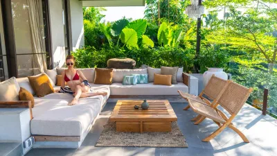 Balcony-Luxury-Villa-Tumbak-Bayuh-Canggu-1