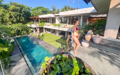 Balcony-Luxury-Villa-Tumbak-Bayuh-Canggu-4
