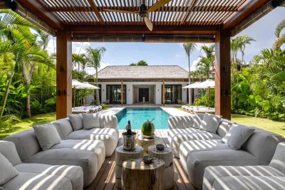Living-By-The-Pool-Villa-Gendang-Luxury-Private-Villa-Seminyak-2-1