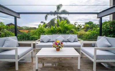 LIVING-ROOM-BY-POOL-4