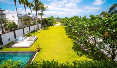 Garden-Luxury-Beach-Villa-Cemagi-4-1