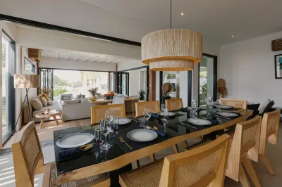 dining-area-luxury-beachside-villa-3-1