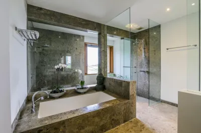 bahtrooms-masterbedrooms-upstairs-luxury-beachside-villa-1-2