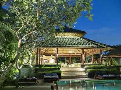 Pool-Luxury-Beachfront-Villa-Perenan-12