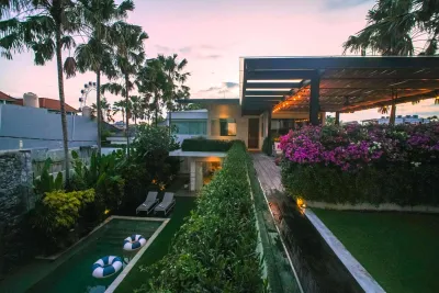 Grass-Pool-Sunset-Desa-Berawa-Luxury-Villa-Canggu-3