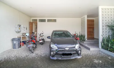 Parking-Desa-Berawa-Luxury-Villa-Canggu-1